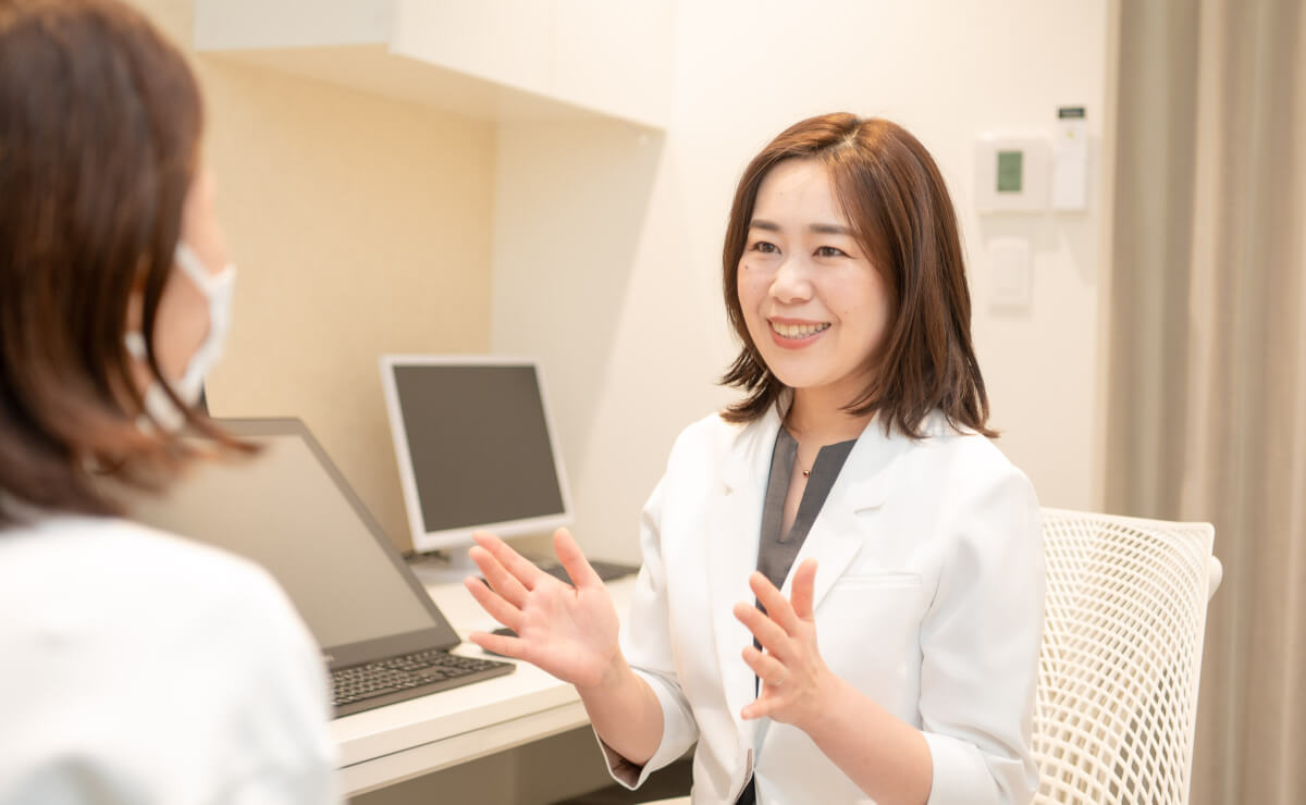 鏡に映る自分を見つめる女性